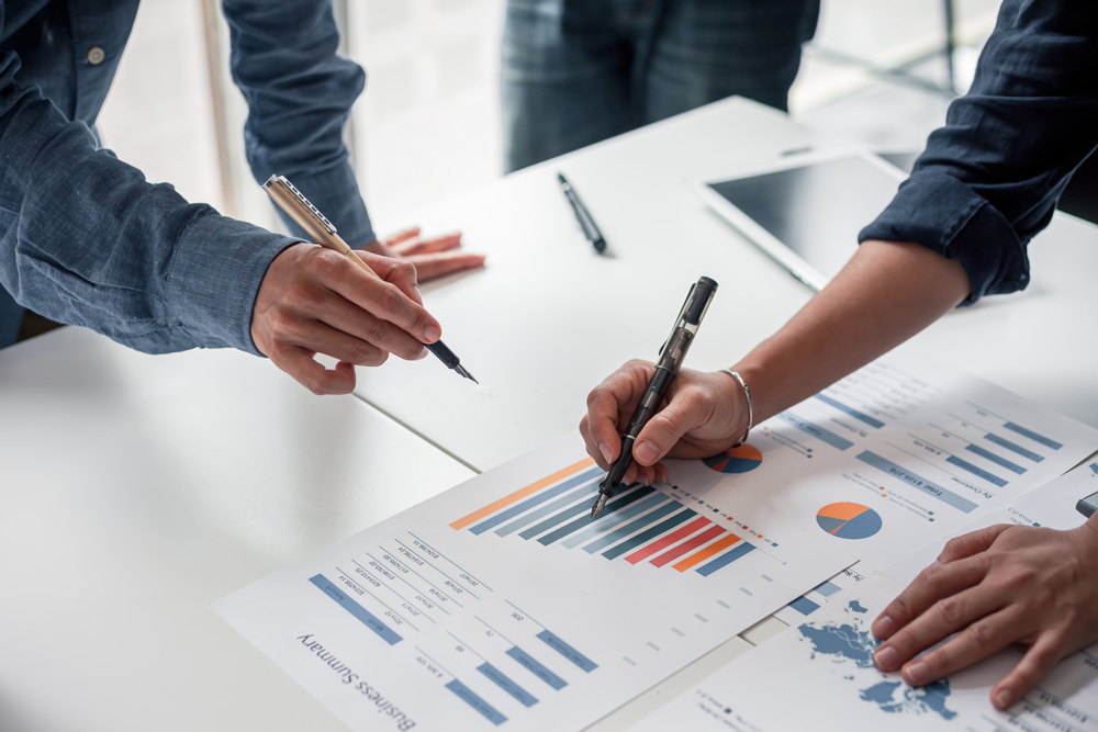 Group,Of,Business,People,Meeting,Together,Pointing,To,The,Graph